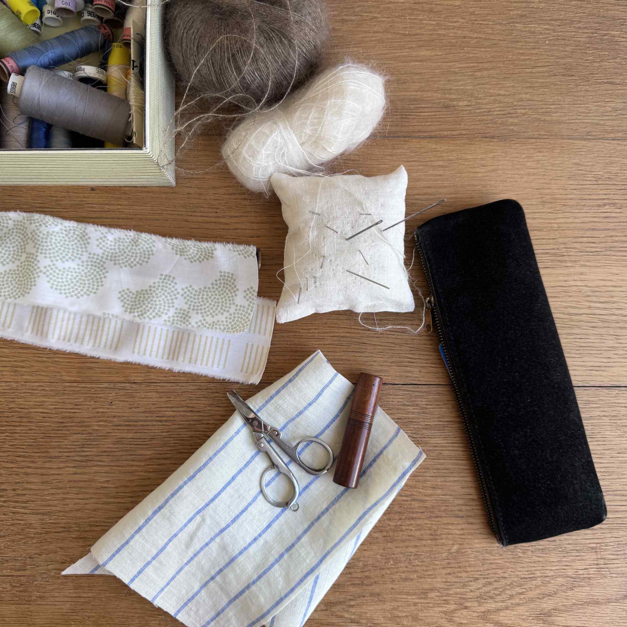 Sybord med saks og tråd, reparationsservice, RosenbergCph