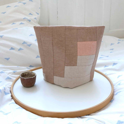 te-hætte, unika patchwork, brun og koral hør/bomuld. Design Anne Rosenberg, RosenbergCph.