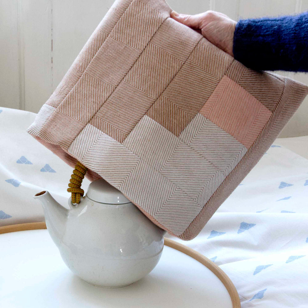 te-hætte, unika patchwork, brun og koral hør/bomuld. Design Anne Rosenberg, RosenbergCph.