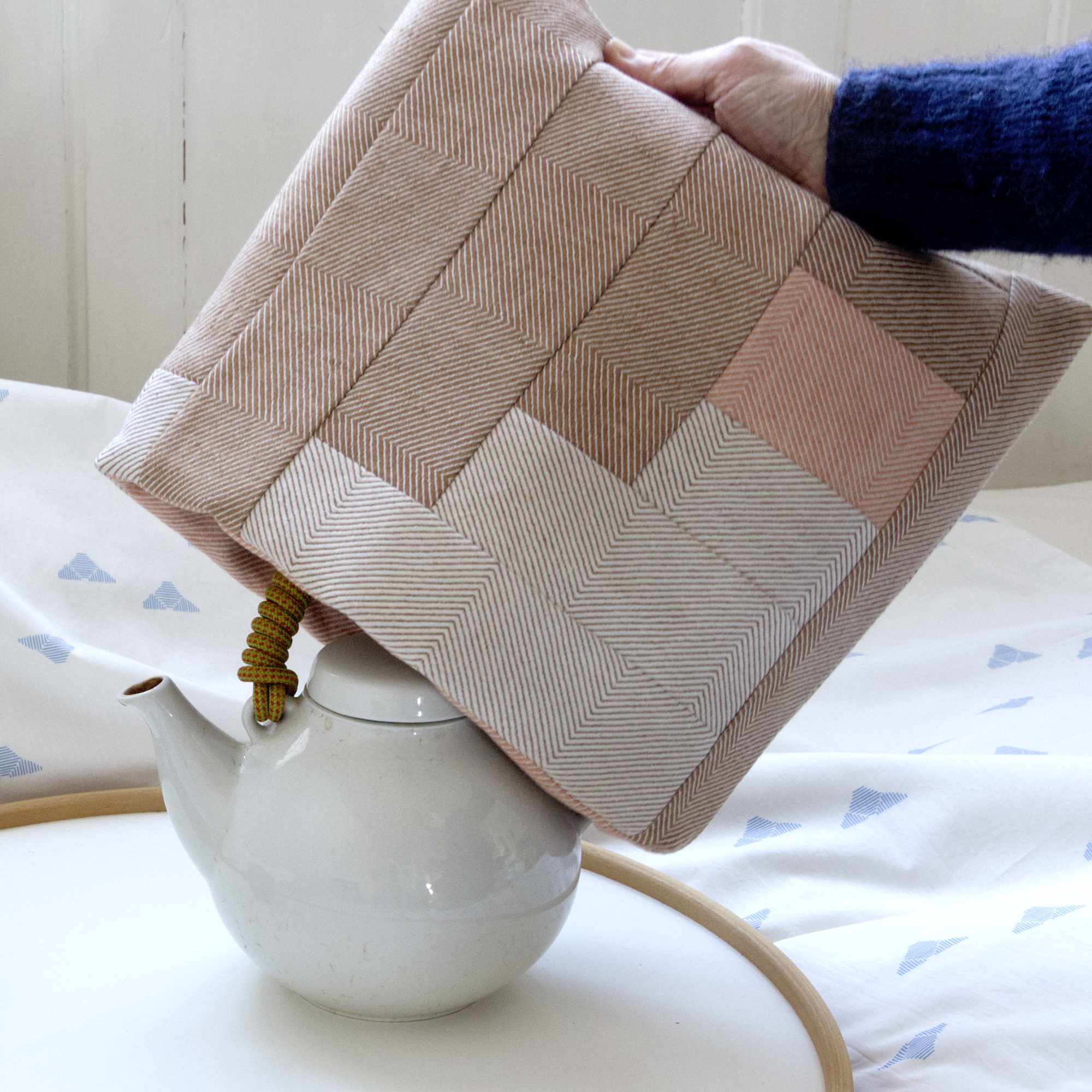 te-hætte, unika patchwork, brun og koral hør/bomuld. Design Anne Rosenberg, RosenbergCph.