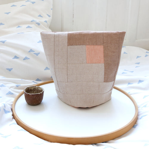 te-hætte, unika patchwork, brun og koral hør/bomuld. Design Anne Rosenberg, RosenbergCph.
