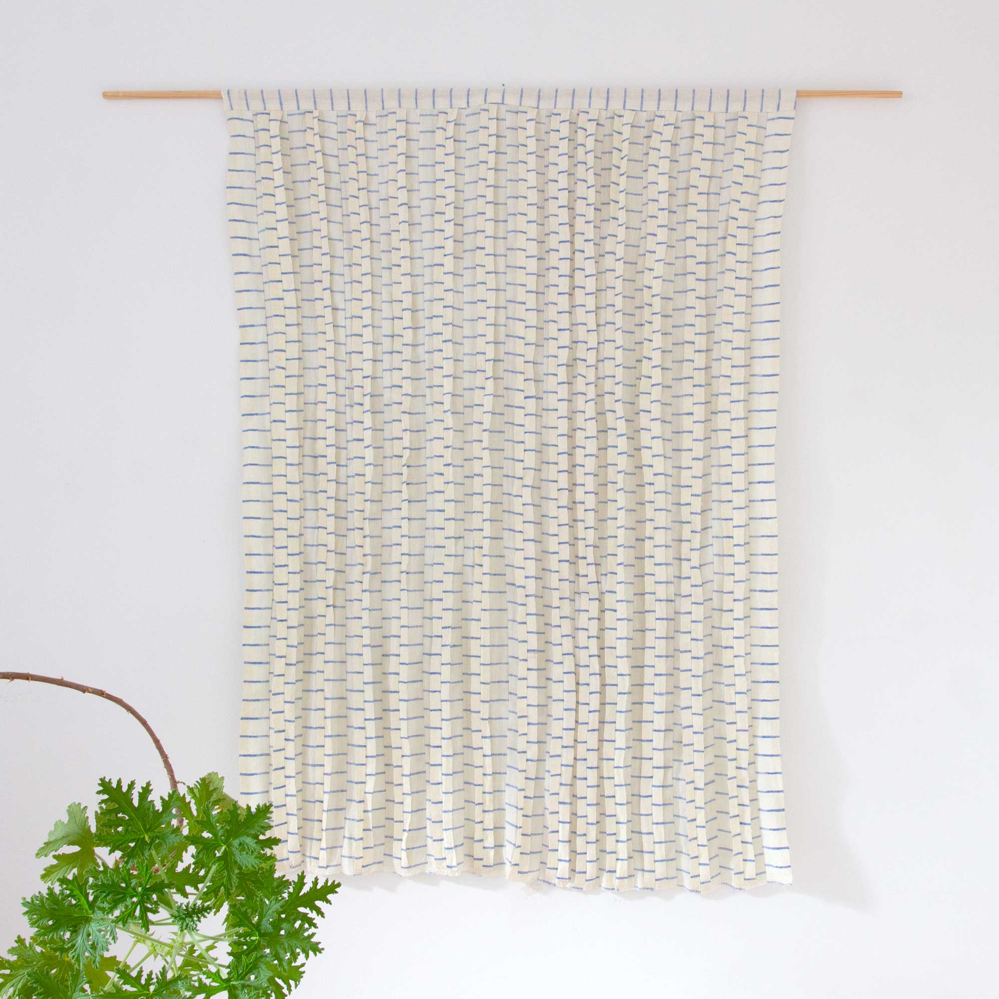 Stribet vægtæppe i patchwork, med plante foran, RosenbergCph