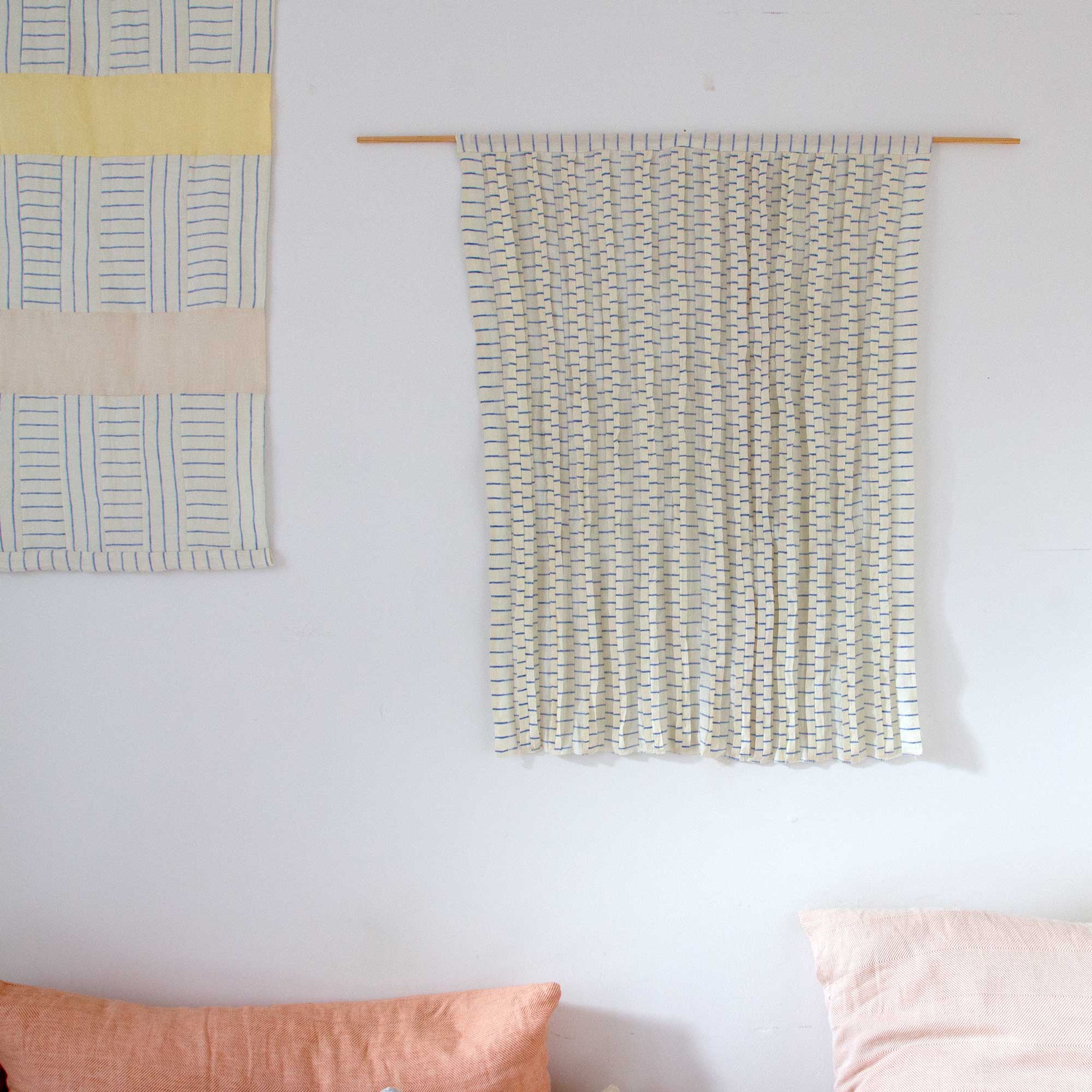 Stribet vægtæppe i patchwork, på væg. RosenbergCph