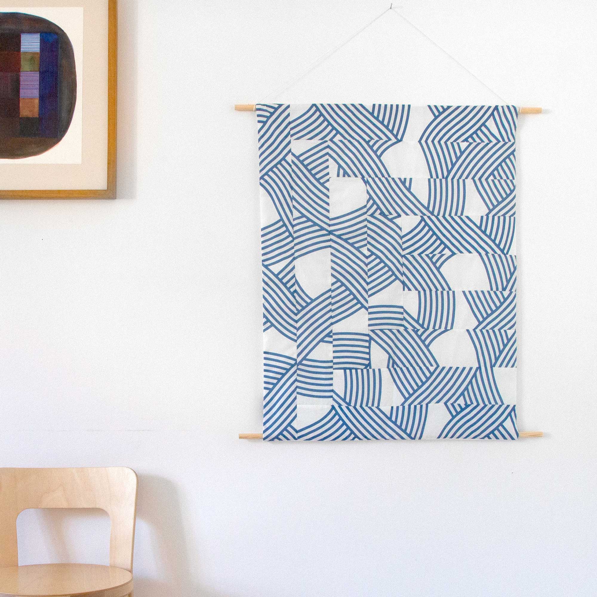 Patchwork vægtæppe, blå striber, hængende på væg, RosenbergCph