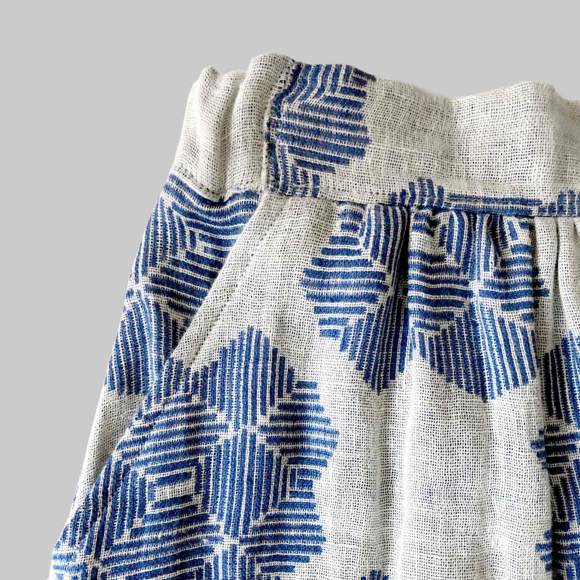 Nederdel, rent hør, mønster af ørkenroser, design af Anne Rosenberg