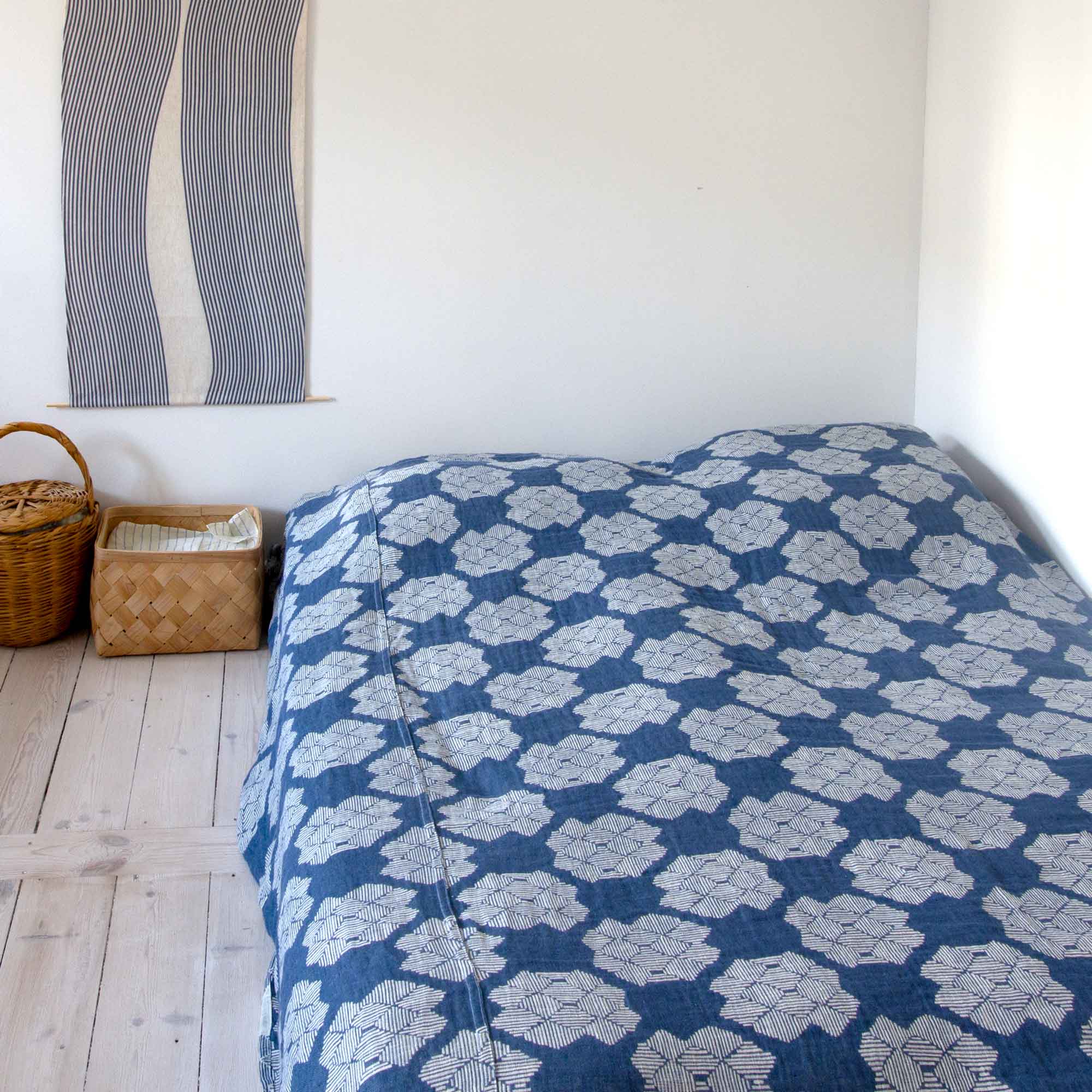 sengetæppe i 100% hør ørkenroser mønster, design Anne Rosenberg, RosenbergCph