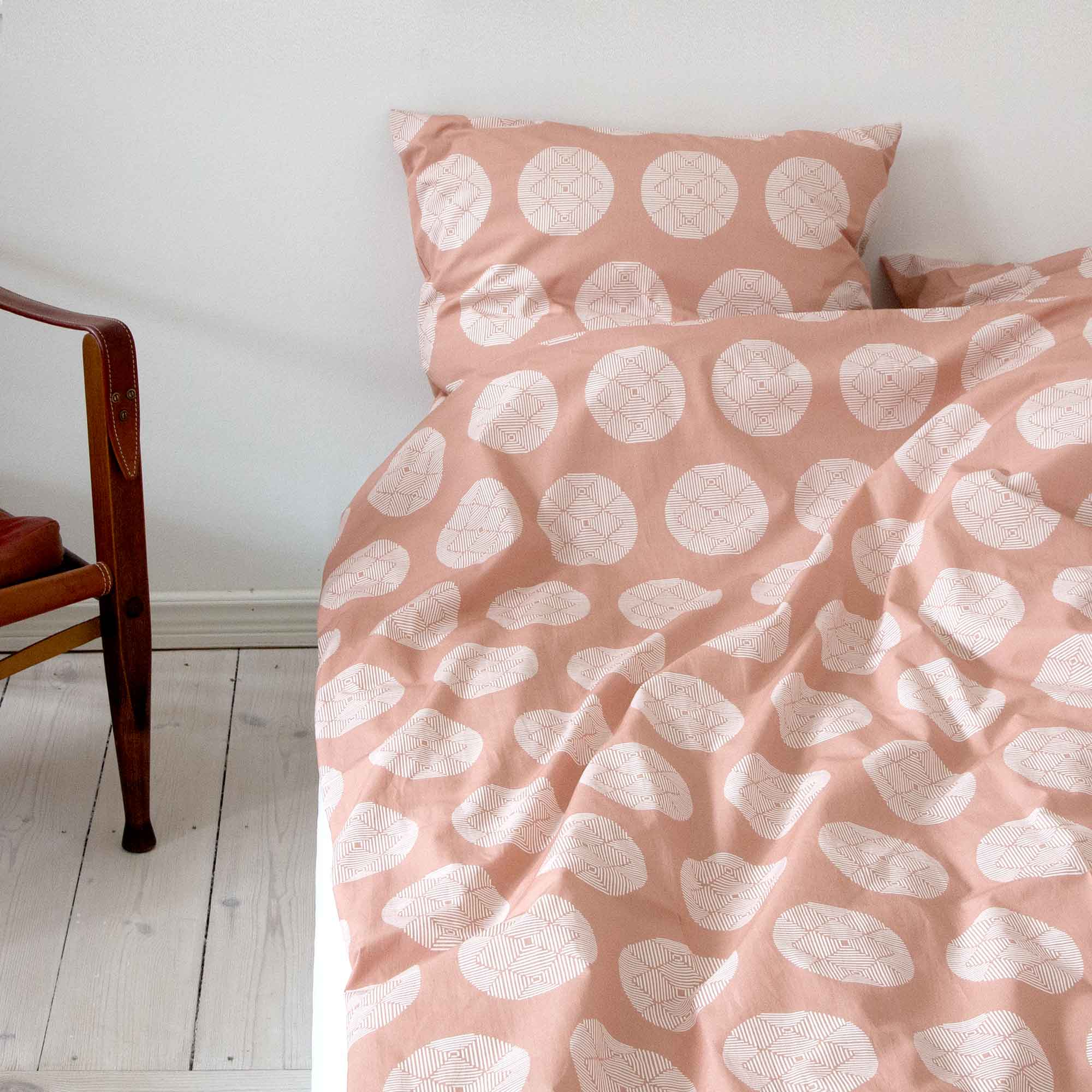 Hana Terracotta sengetøj af økologisk bomuld, design af Anne Rosenberg, RosenbergCph