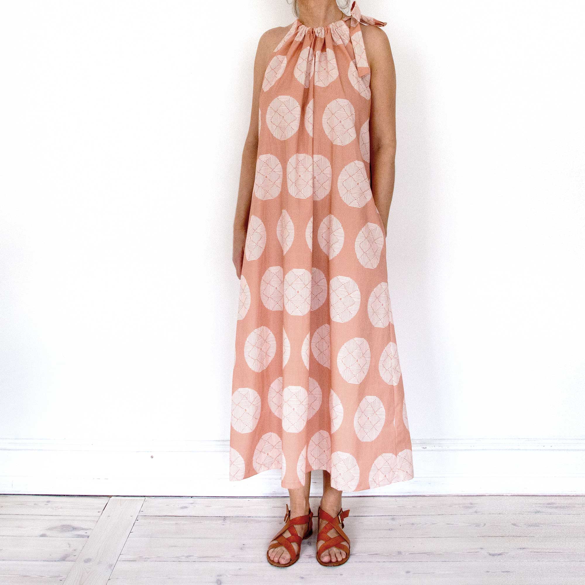 Leh kjole, Hana terracotta i økologisk bomuld, trykt i Tyskland syet i Danmark. Design Anne Rosenberg