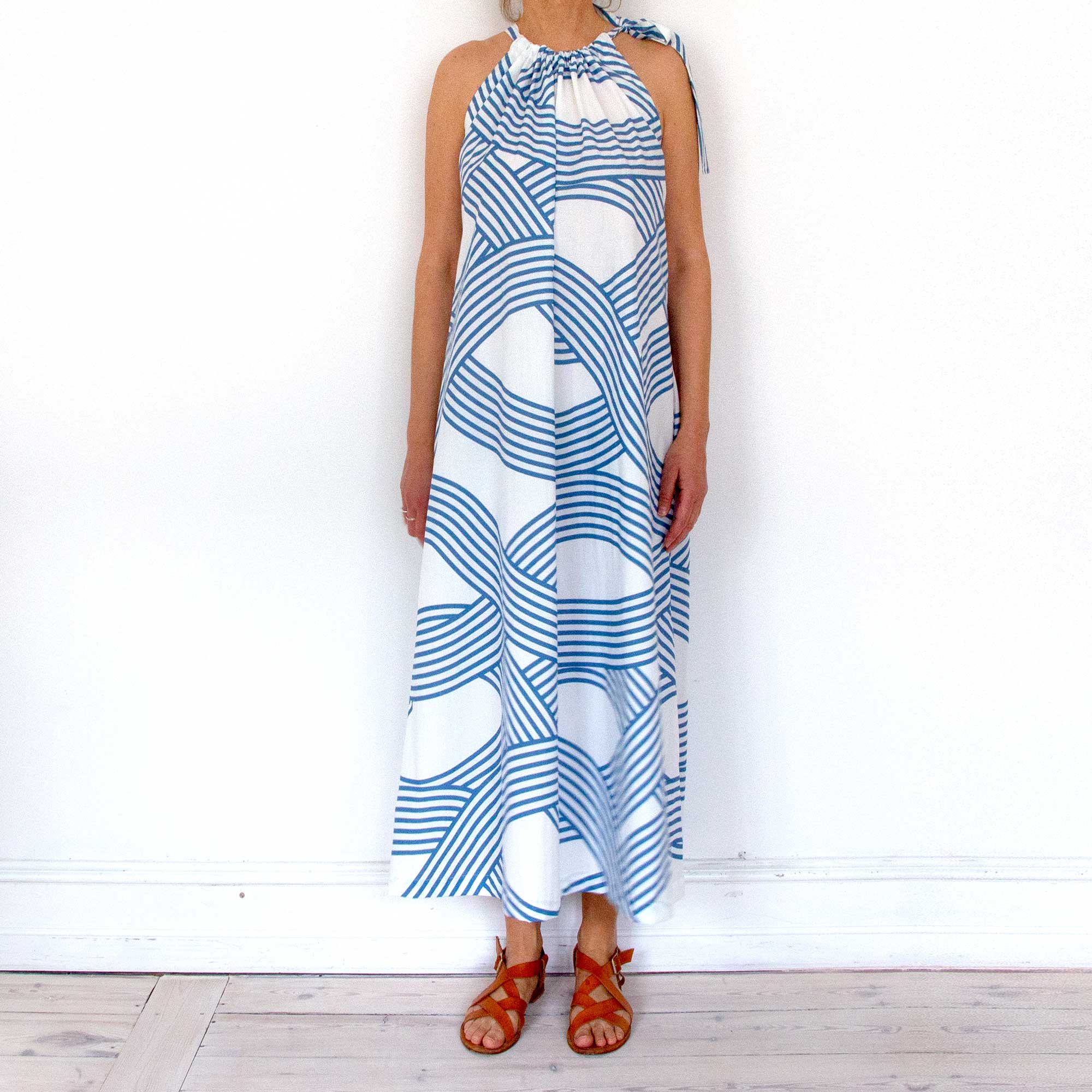 Leh kjole, Oceanblå i økologisk bomuld, trykt i Tyskland syet i Danmark. Design Anne Rosenberg