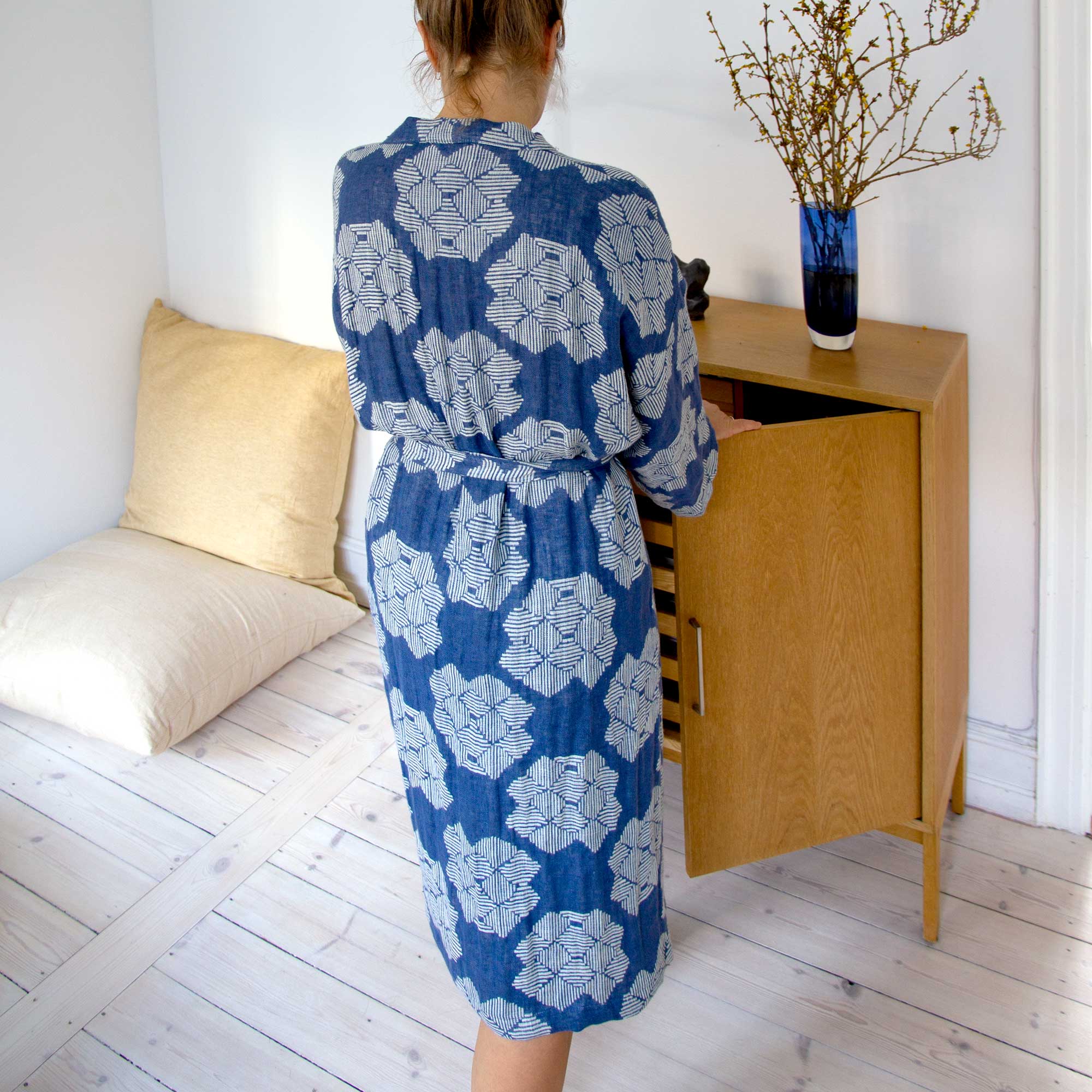 Kimono badekåbe, Desert roses blue, ren hør, design af Anne Rosenberg, RosenbergCph